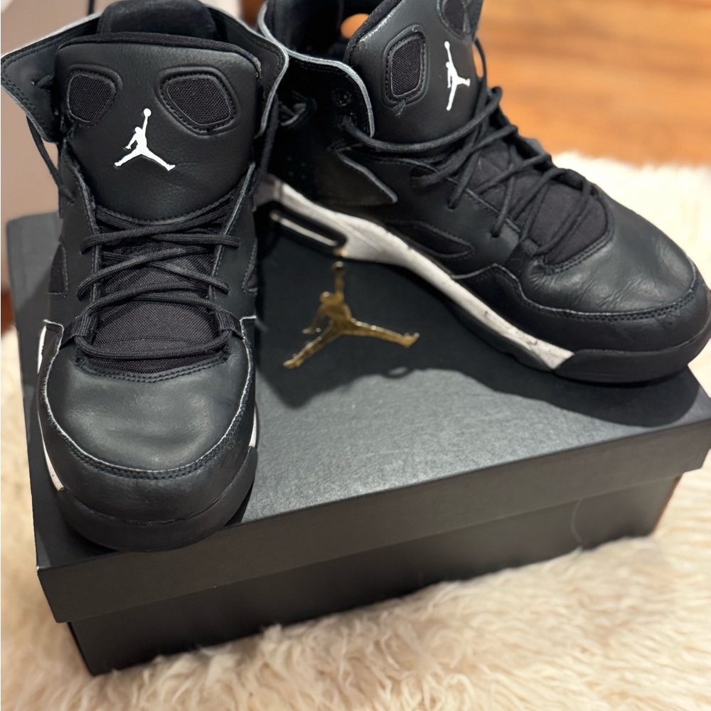 Nike Jordan sneakers Black and White Sneakers 7 Y